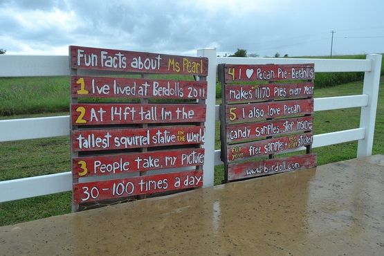 Таблички рядом со скульптурой