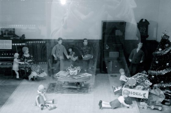 Семья в кукольном домике празднует Рождество