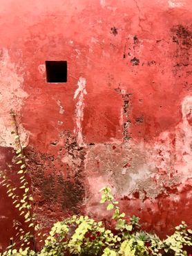 Яркие стены домов острова Горе