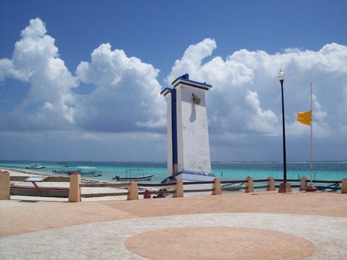 Падающий маяк на фоне Карибского моря