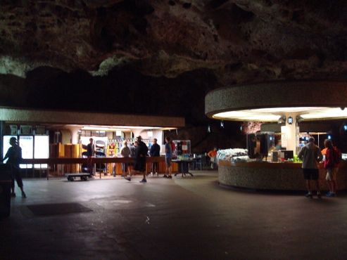 Пережиток того времени, когда сохранность пещер не была главным приоритетом. Подземное кафе.