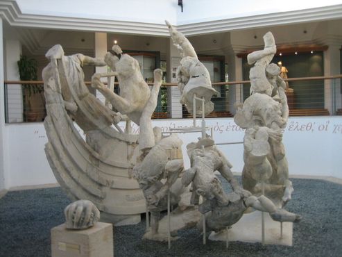 Сцилла и корабль Одиссея (реконструкция)