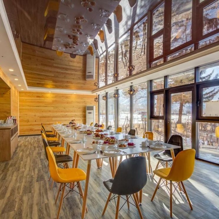 Отели 4*, Глэмпинги, Коттеджи, Юрты