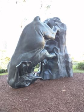 «Мир вращается» - установленная в 2011-2012 годах статуя перевернутого вверх тормашками слона