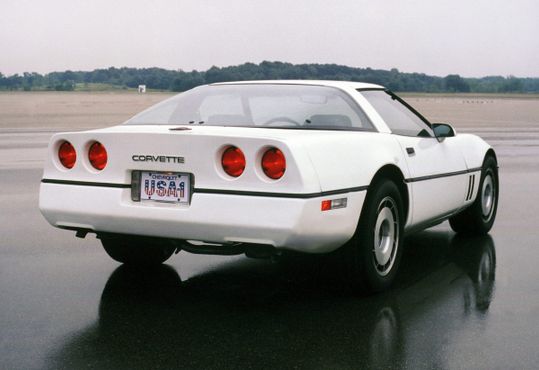 Белый Corvette 1984. Точно такой же, какой был у Джорджа