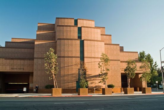 Музей толерантности в Лос-Анджелесе , основанный Центром Симона Визенталя 