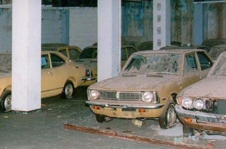 Автомобили по-прежнему припаркованы на том же месте спустя 35 лет после разделения Кипра.