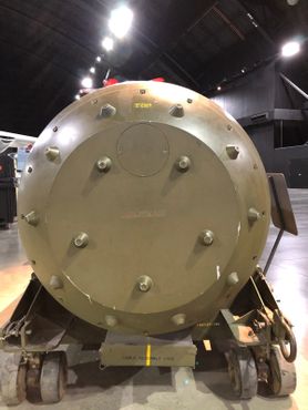 Носовая часть водородной бомбы "Марк 41", лежащей на транспортной тележке