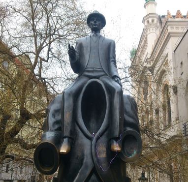 Статуя Франца Кафки с наушниками для сравнения размеров