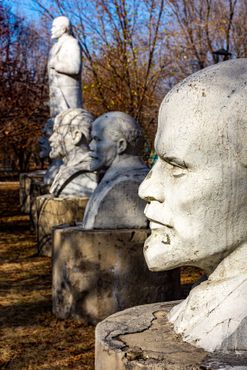 Бюсты и статуи Владимира Ленина