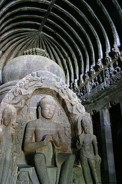 Внутри буддийской Плотницкой пещеры (Пещера 10)