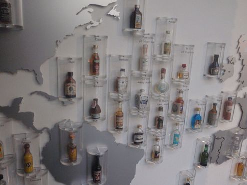 Миниатюрные бутылки со всего мира