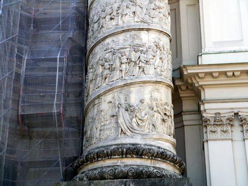 Крупный план одного из «траянских» столбов