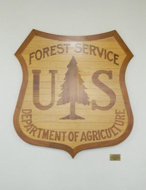 Знак Лесной службы США в переднем вестибюле Лаборатории лесопродуктов.