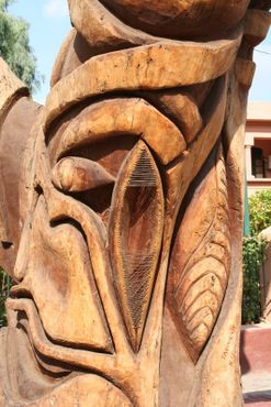 Древесные скульптуры в Марракеше