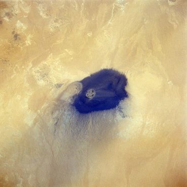 Вид на Вау-эн-Намус из шаттла, старт STS052