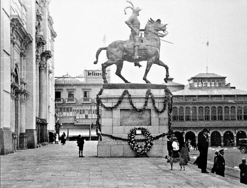 Статуя на прежнем месте на площади Пласа Майор в Лиме
