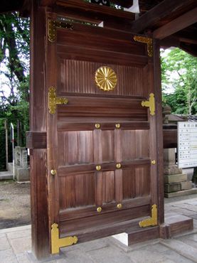 Дверь украшена хризантемой - символом императорской семьи и вечной жизни.