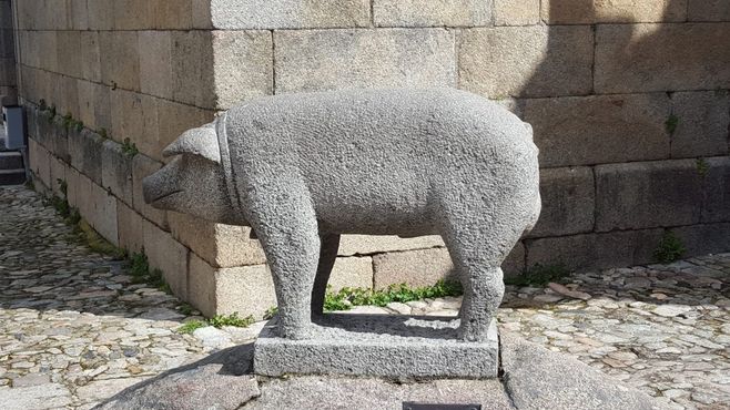 Статуя свиньи святого Антония