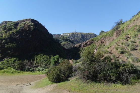 Вид на надпись Hollywood от каньона
