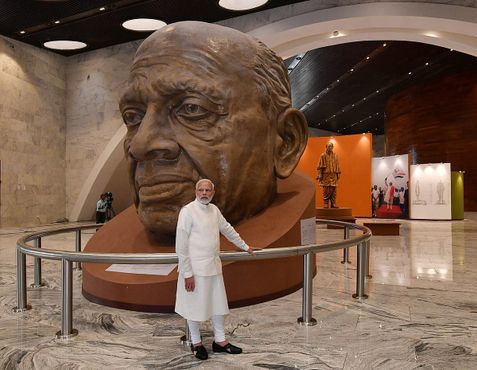 Премьер-министр Моди в музее при статуе Единства