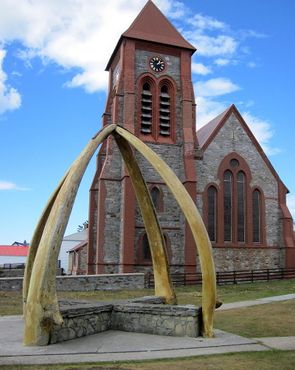Арка из китовых костей на фоне собора