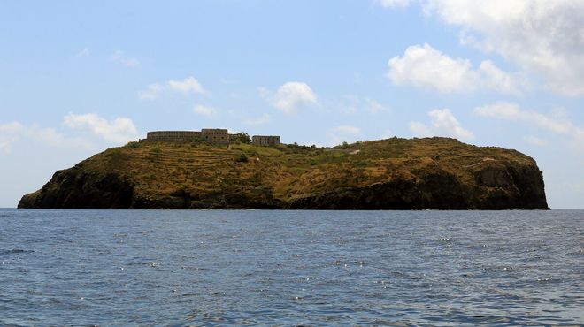 Здание бывшей тюрьмы на острове Санто-Стефано