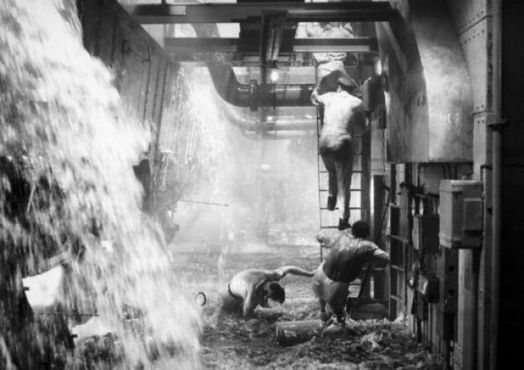 Сцена из фильма 1958 года «Гибель «Титаника», показывающая инженерную комнату лайнера