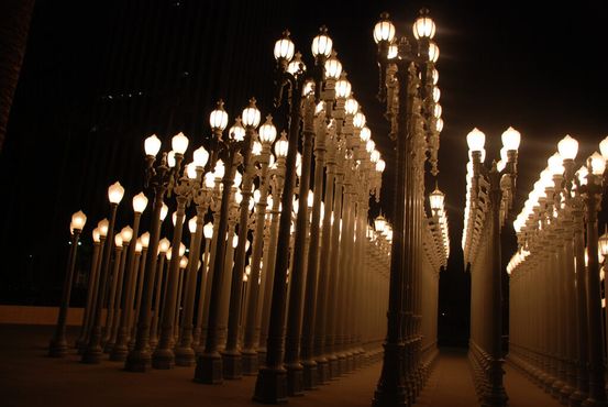  Перед Музеем искусств округа Лос-Анджелес в ночное время