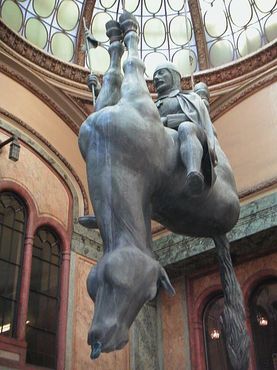 Статуя святого Вацлава верхом на перевёрнутой лошади