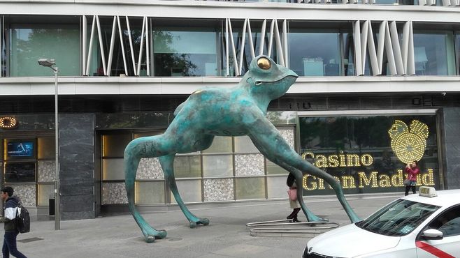 Приносящая удачу лягушка напротив казино «Гран Мадрид»