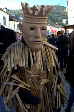 Карето в Лазариме в резной деревянной маске и костюме из тростника