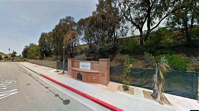 119-я улица в Хоторне. Справа вверху находится автострада I-105 