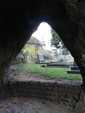 Вид на кладбище из пещеры