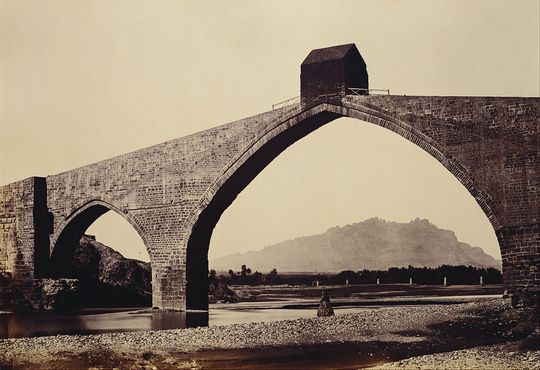 Снимок моста, сделанный известным фотографом Чарльзом Клиффордом около 1860 г.