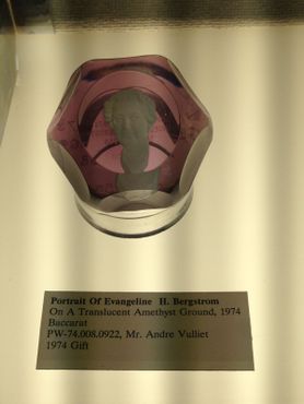 Пресс-папье с портретом Эванджелины Бергстром