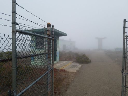 Холм 88. Отдалённая, часто покрытая туманом заброшенная военная база на мысе Марин