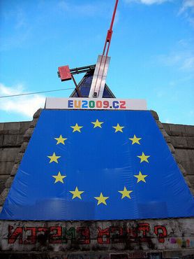 Метроном украшен флагом Европейского Союза