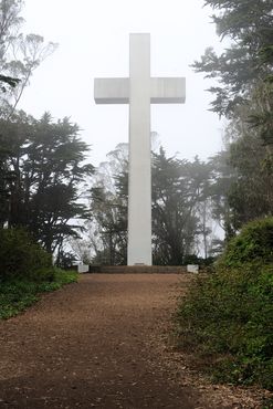 Крест в один из туманных дней, обычных для Сан-Франциско