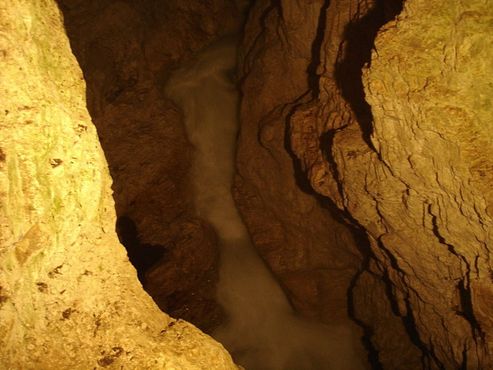 Подземная река в пещере