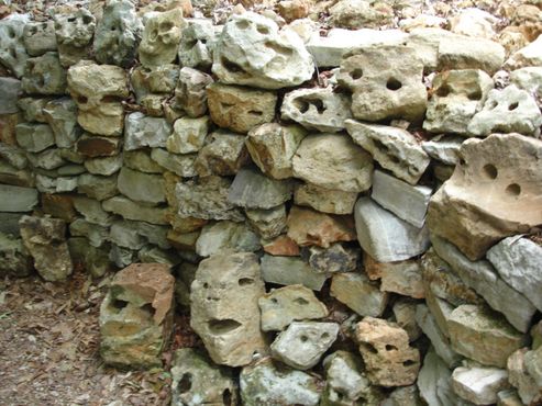 Камни, похожие на лица, в стене Тэ-Ла-Нэй