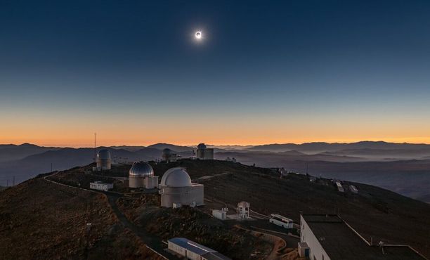 Обсерватория Ла-Силья во время затмения в 2019 году