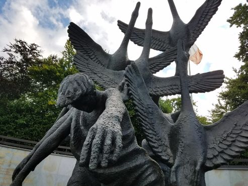 Статуя «Дети Лира», выполненная Ойсином Келли и символизирующая возрождение и воскресение, была добавлена в 1971 году