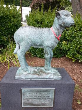 Скульптура «У Мэри был ягнёнок»