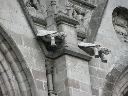 Гаргульи-черепахи на фасаде базилики