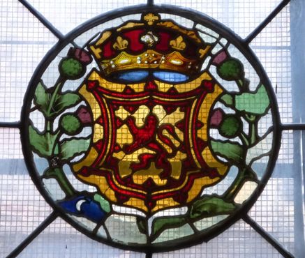 Королевский герб Шотландии с восстановленным изображением ночного неба и луны в левой нижней части