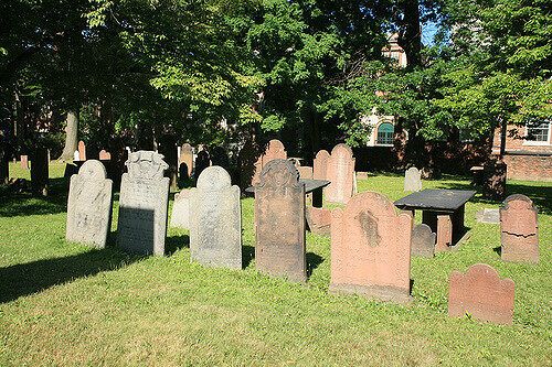 Могилы на кладбище
