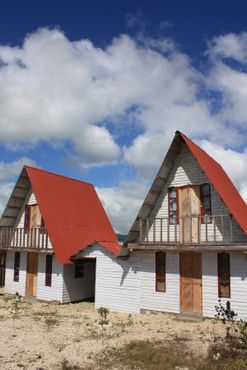 Рядом с археологическим объектом можно арендовать домики в стиле альпийского шале