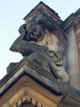 Руины в парке Холлидей