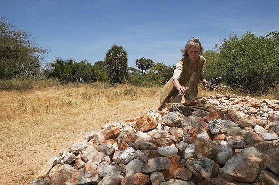 Вирджиния Маккенна, звезда фильма "Рождённая свободной", возлагает цветы к могиле Адамсона